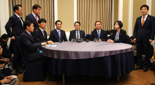 국정농단을 주도한 '비선실세'로 주목된 최순실씨가 검찰에 긴급체포 돼 조사를 계속받고 있는 1일 오전 야당 원내대표들이 후속 대책 마련을 위해 국회에서 만나 발언하고 있다.